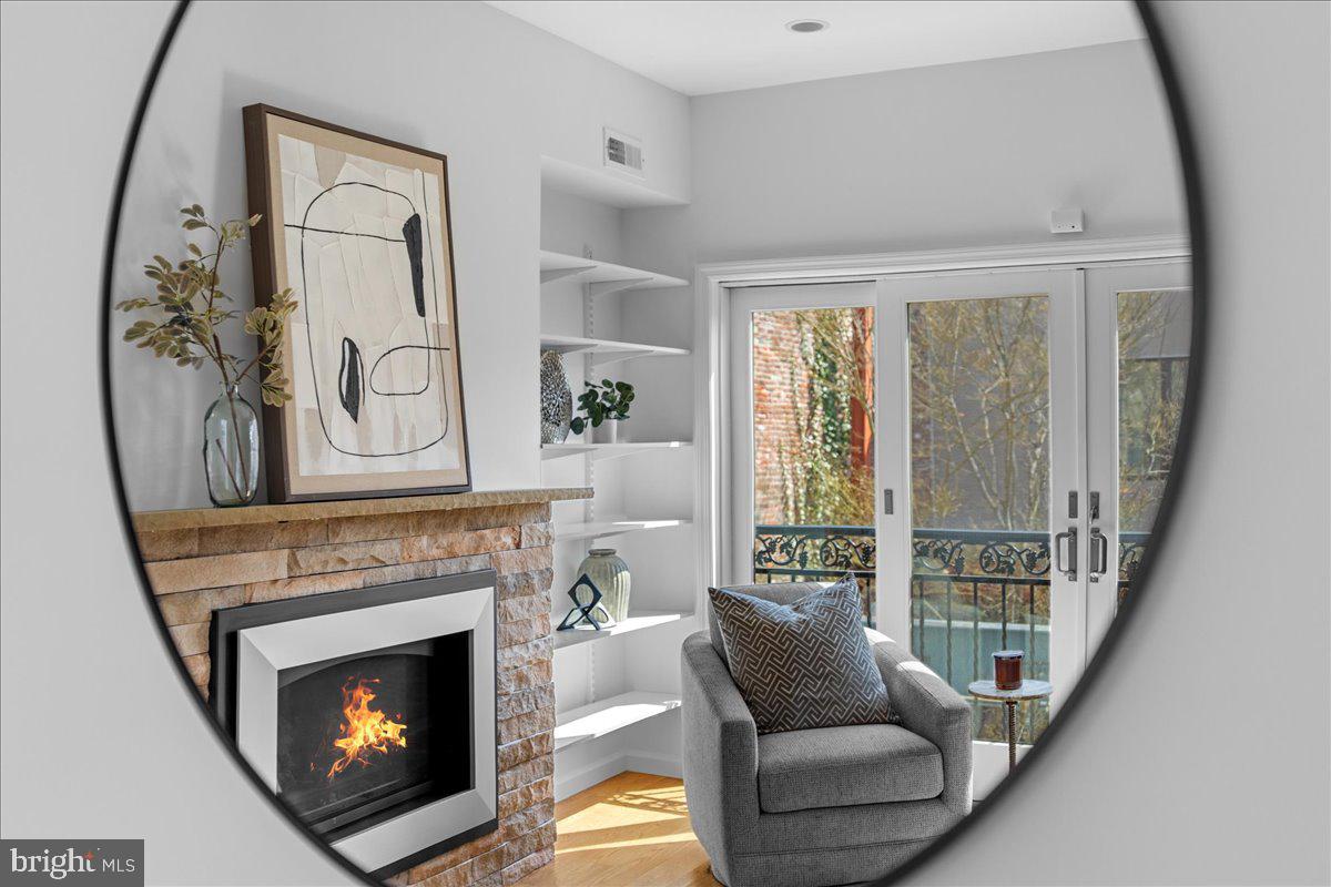 QUEEN VILLAGE - Residential