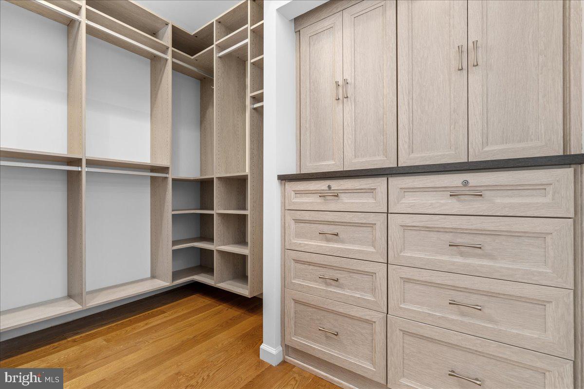 QUEEN VILLAGE - Residential