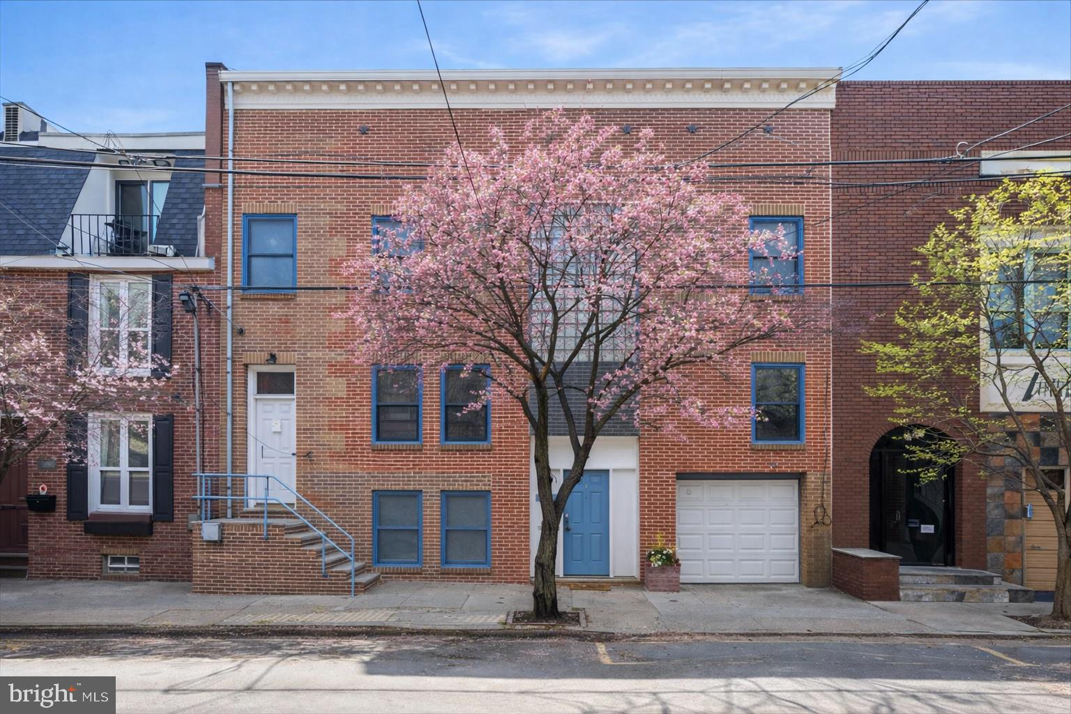 QUEEN VILLAGE - Residential