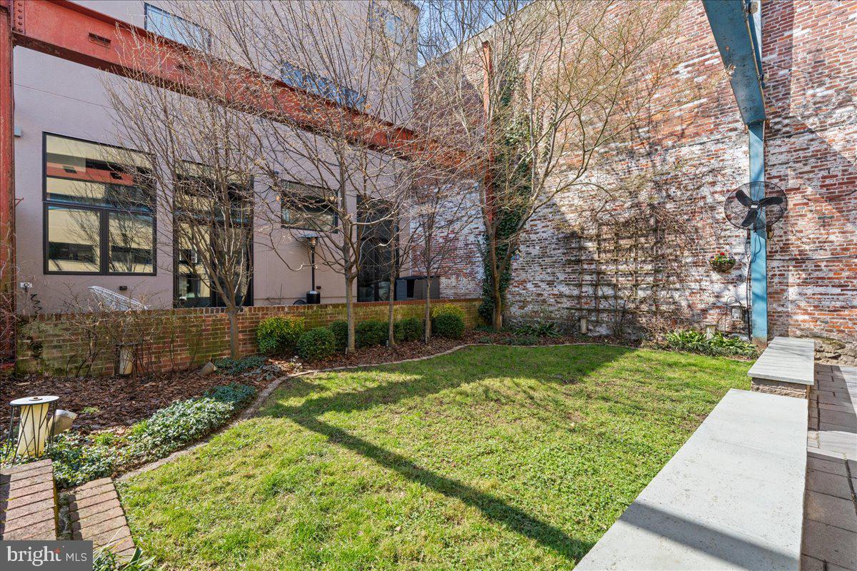 QUEEN VILLAGE - Residential