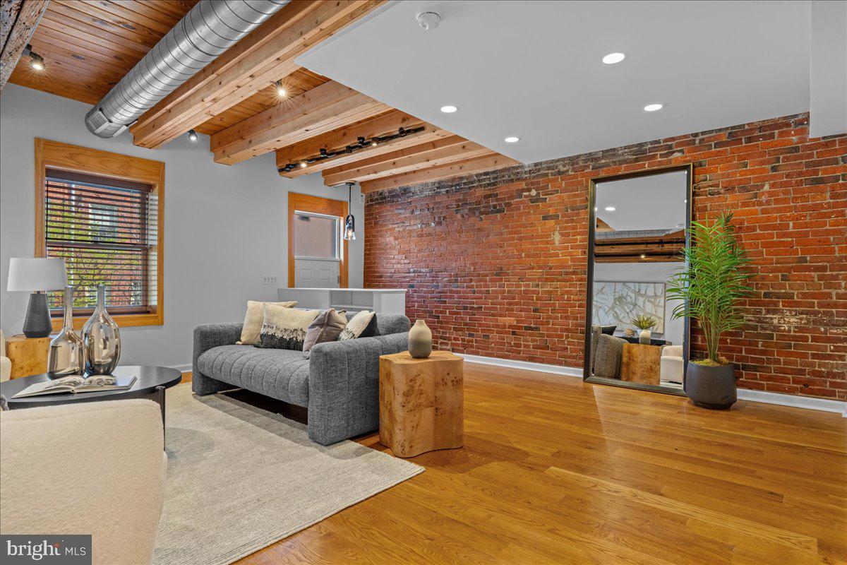 QUEEN VILLAGE - Residential