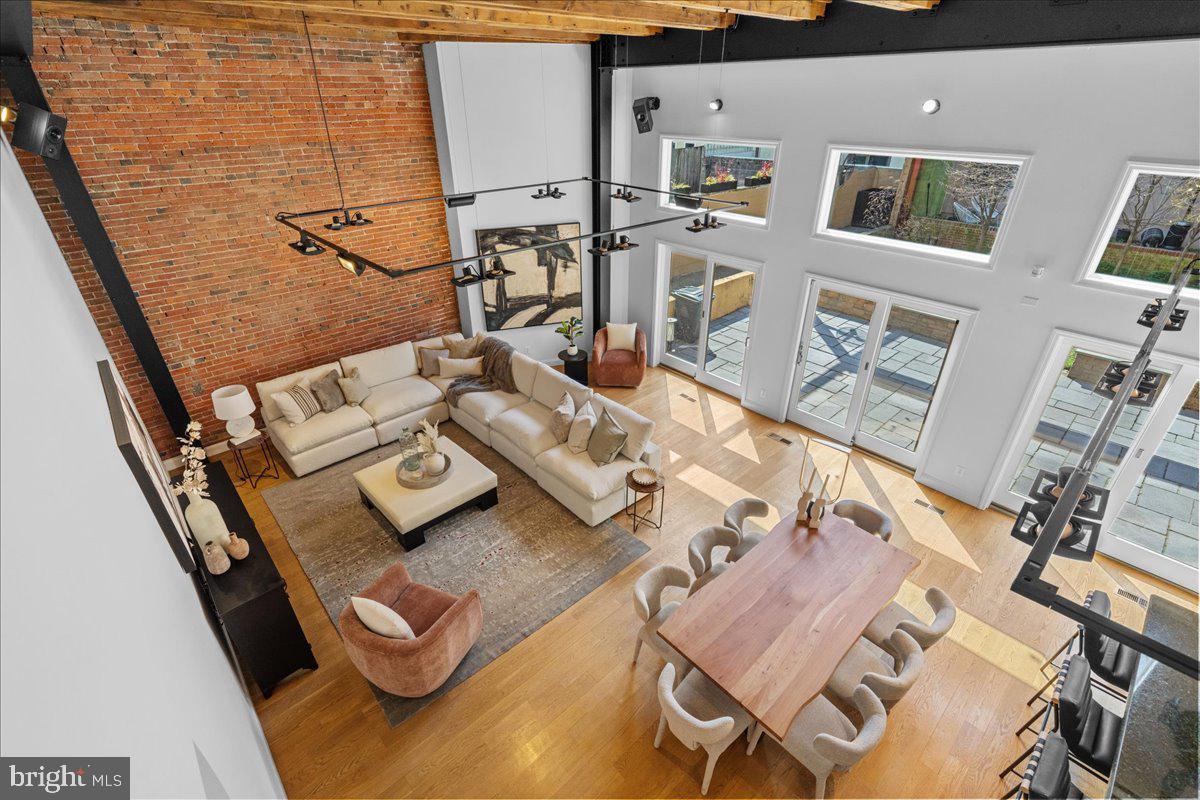 QUEEN VILLAGE - Residential