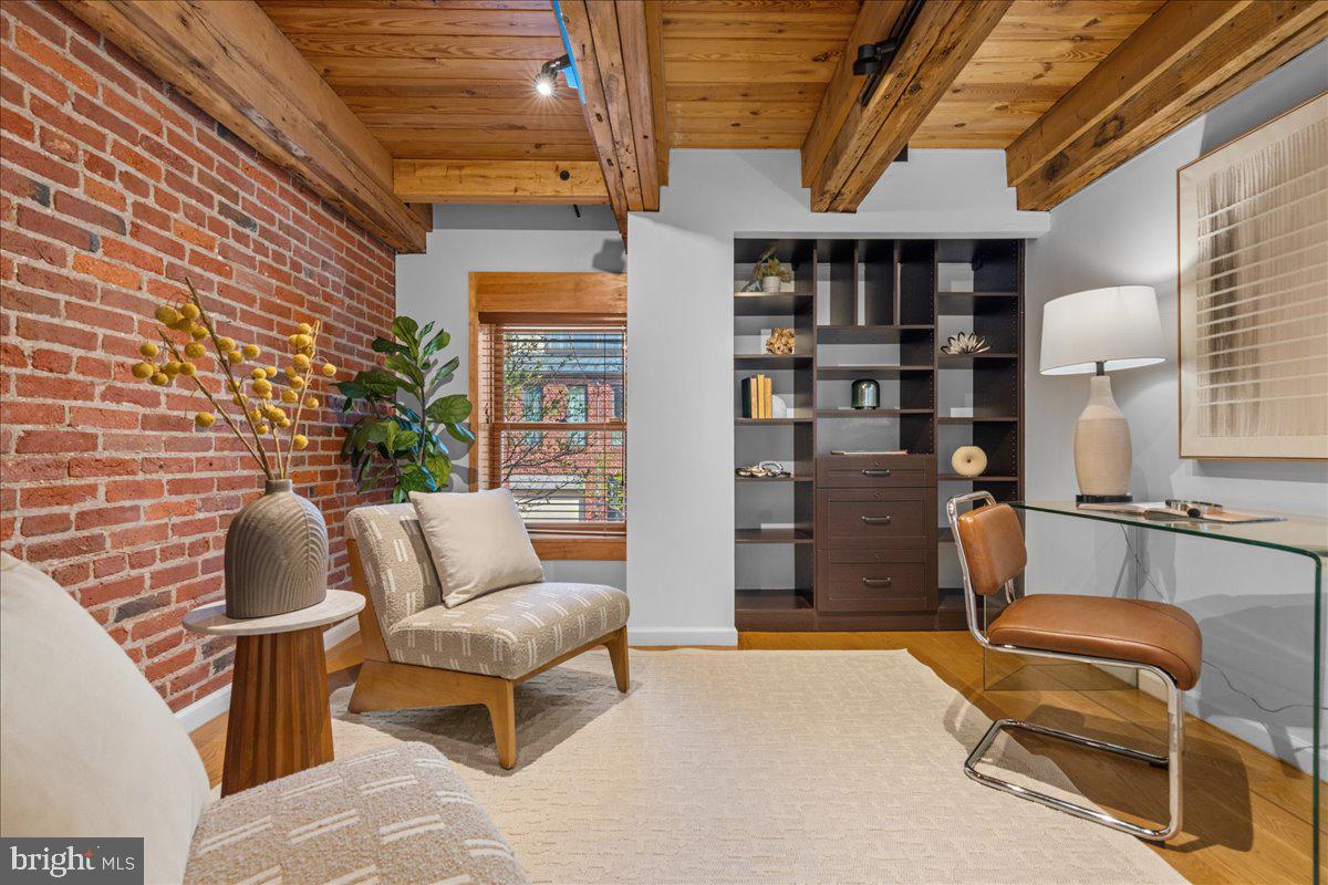 QUEEN VILLAGE - Residential