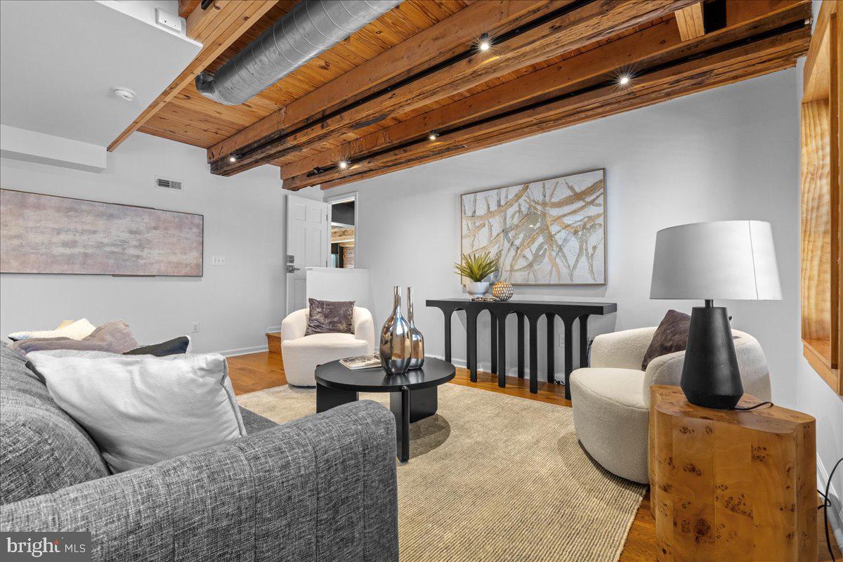 QUEEN VILLAGE - Residential