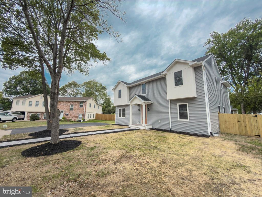 Photo of 656 Stuart Court, HERNDON, VA 20170 (MLS # VAFX2272848)