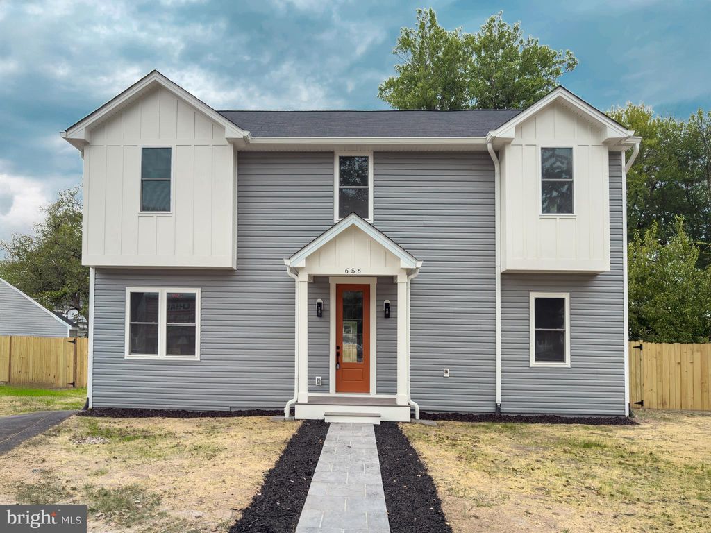 Photo of 656 Stuart Court, HERNDON, VA 20170 (MLS # VAFX2272848)