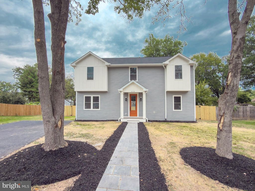 Photo of 656 Stuart Court, HERNDON, VA 20170 (MLS # VAFX2272848)