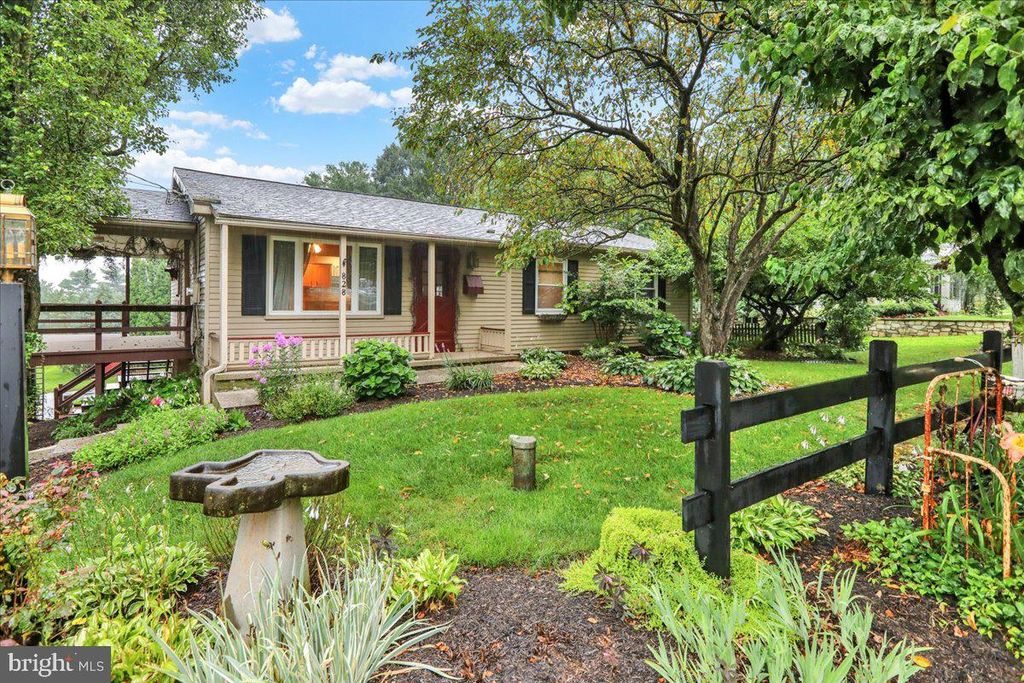 Photo of 828 Pine Hill Road, LITITZ, PA 17543 (MLS # PALA2073016)