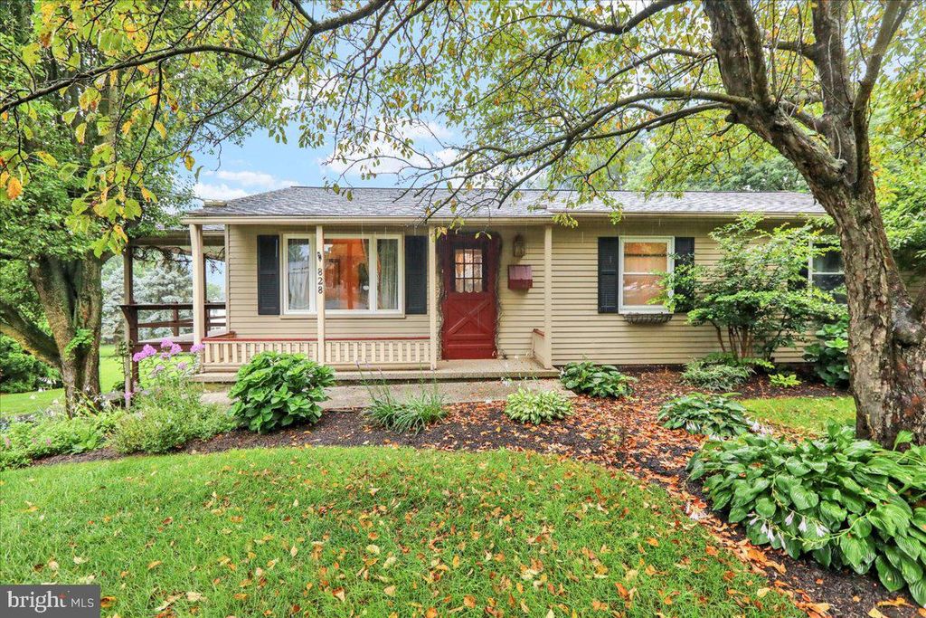 Photo of 828 Pine Hill Road, LITITZ, PA 17543 (MLS # PALA2073016)