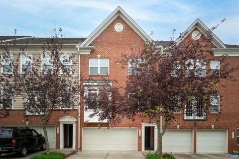 Townhouse For Sale - 1039 Glenwood Station Ln Ln<br/> CHARLOTTESVILLE, VA 22901