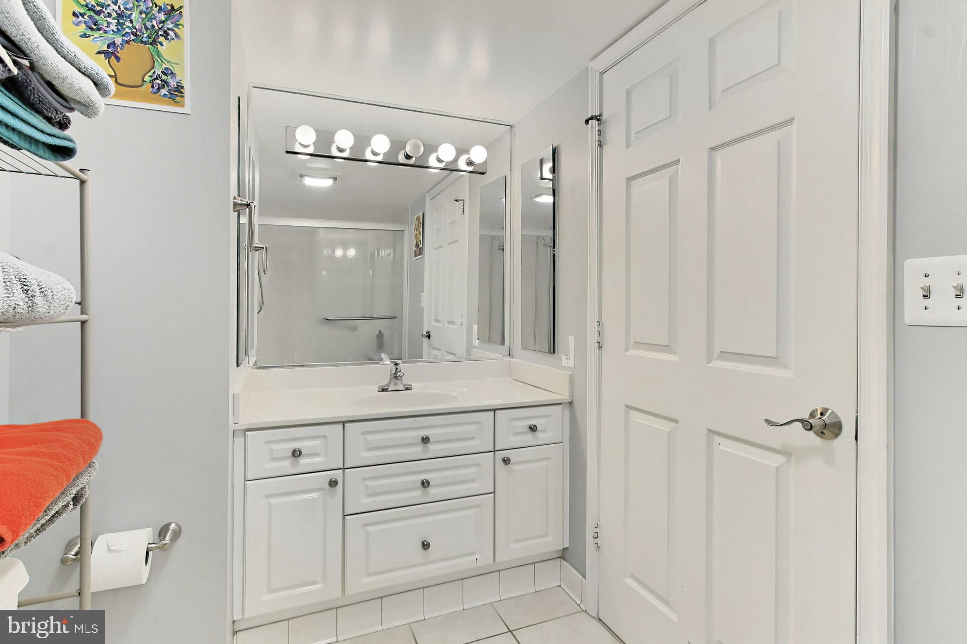 CARLYLE TOWERS CONDOMINIUM - Residential Lease