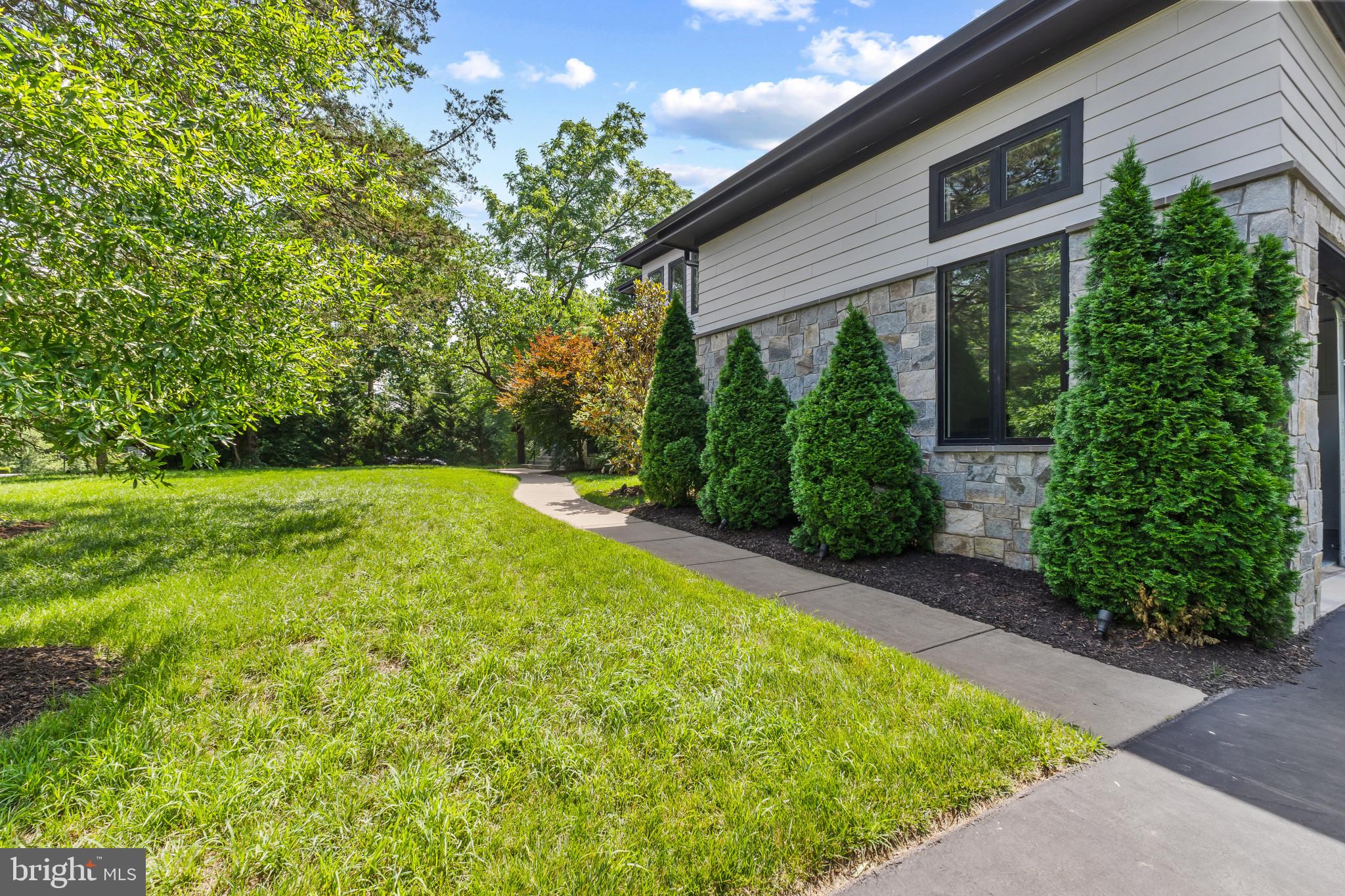 1513 OAKVIEW DRIVE