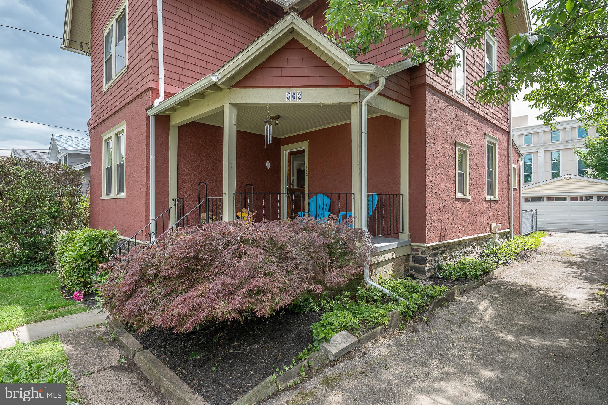 562 BARRETT AVENUE