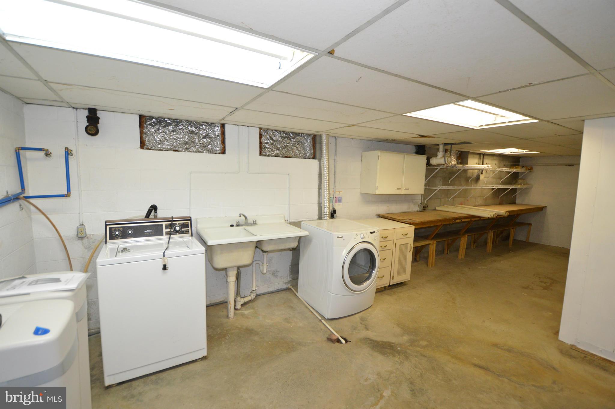 CNGS APT AND SHEND COMS - Residential