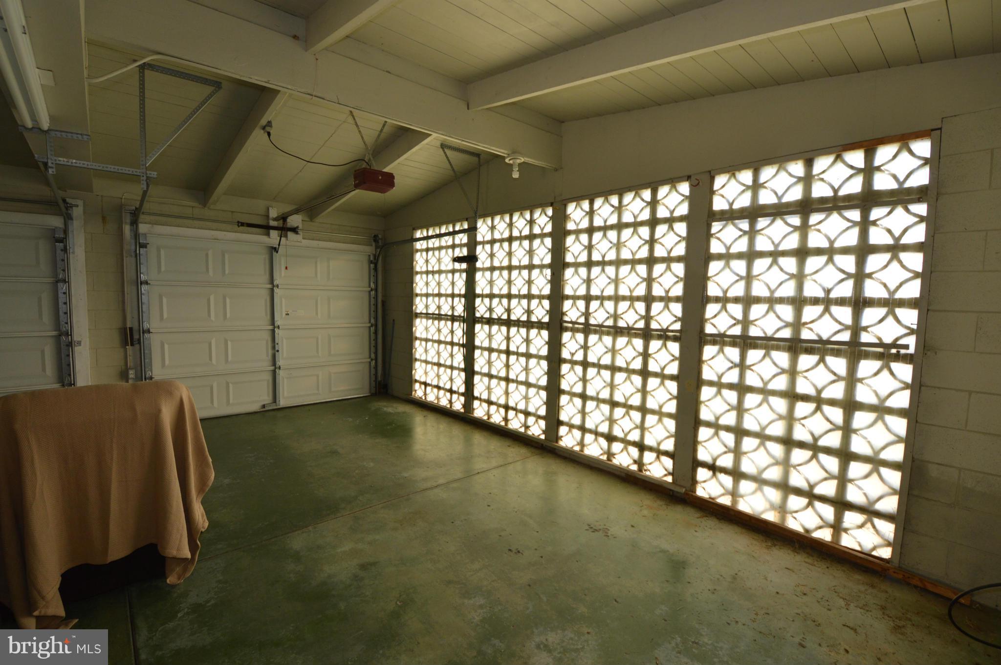 CNGS APT AND SHEND COMS - Residential