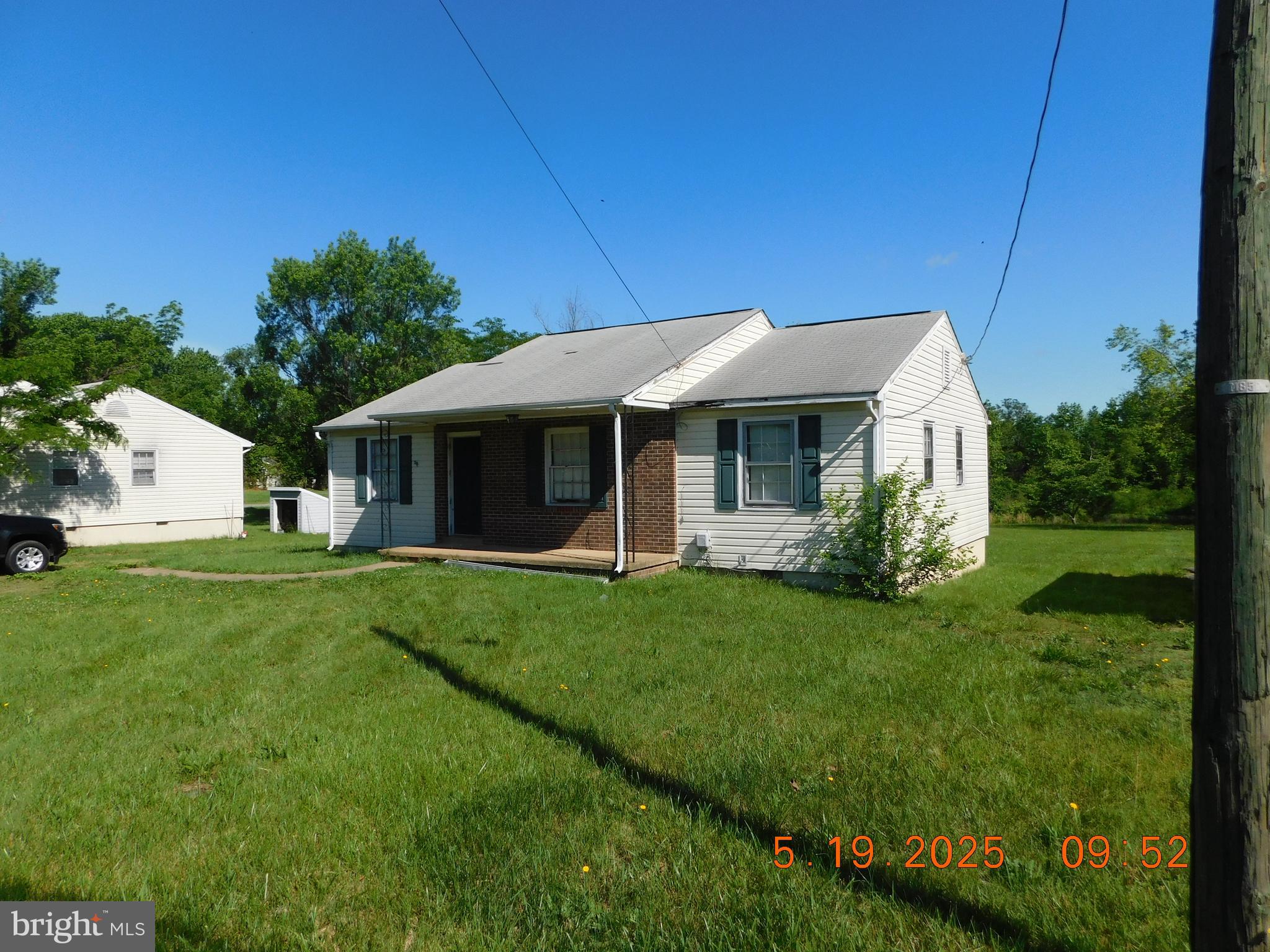 Charming newly renovated 3 bedroom home. Features spacious living/ dining/ kitchen area. With room for table space! Cute front porch sitting area. Beautiful new carpet throughout living areas. Located conveniently located 2.5 miles from Central Park and Spotsylvania Mall. Sorry NO PETS