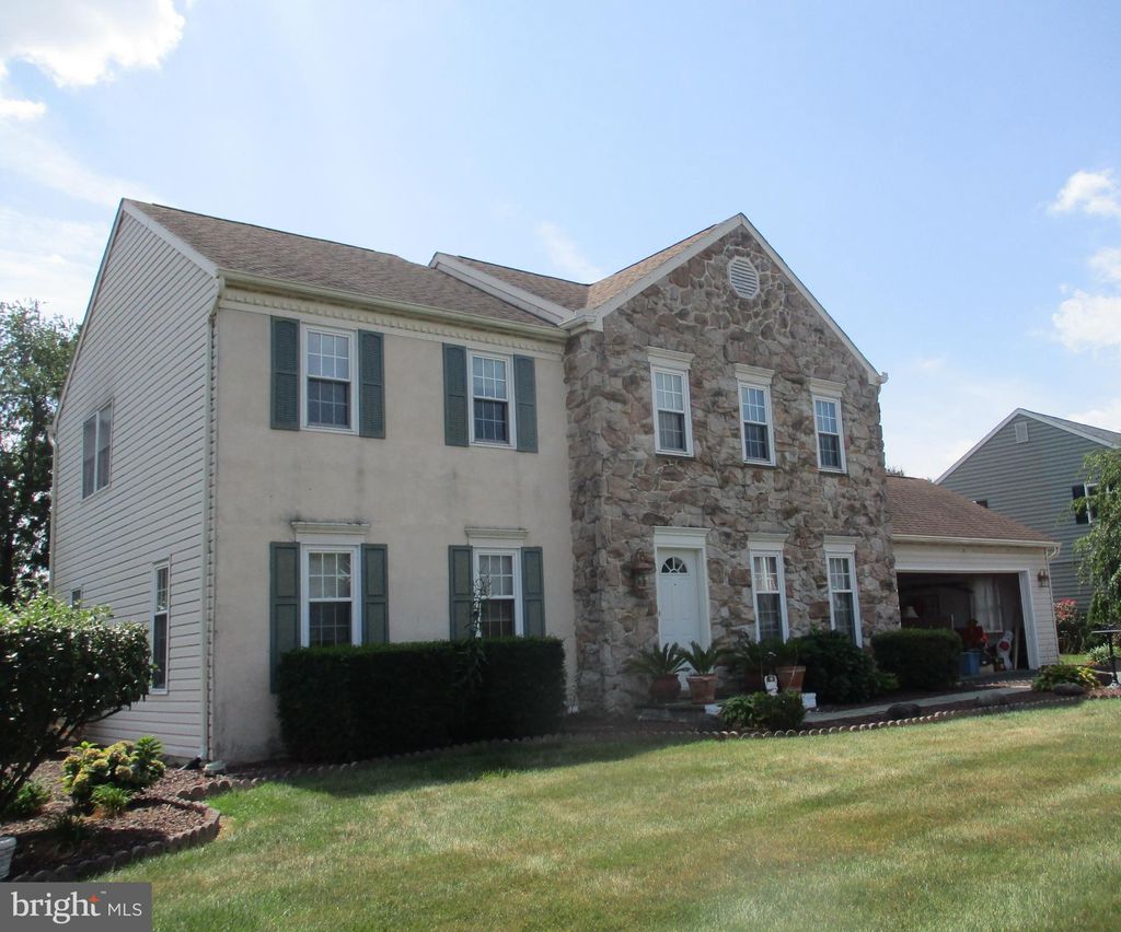 Photo of 1007 Shadowstone Drive, Lancaster, PA 17603 (MLS # PALA2043342)