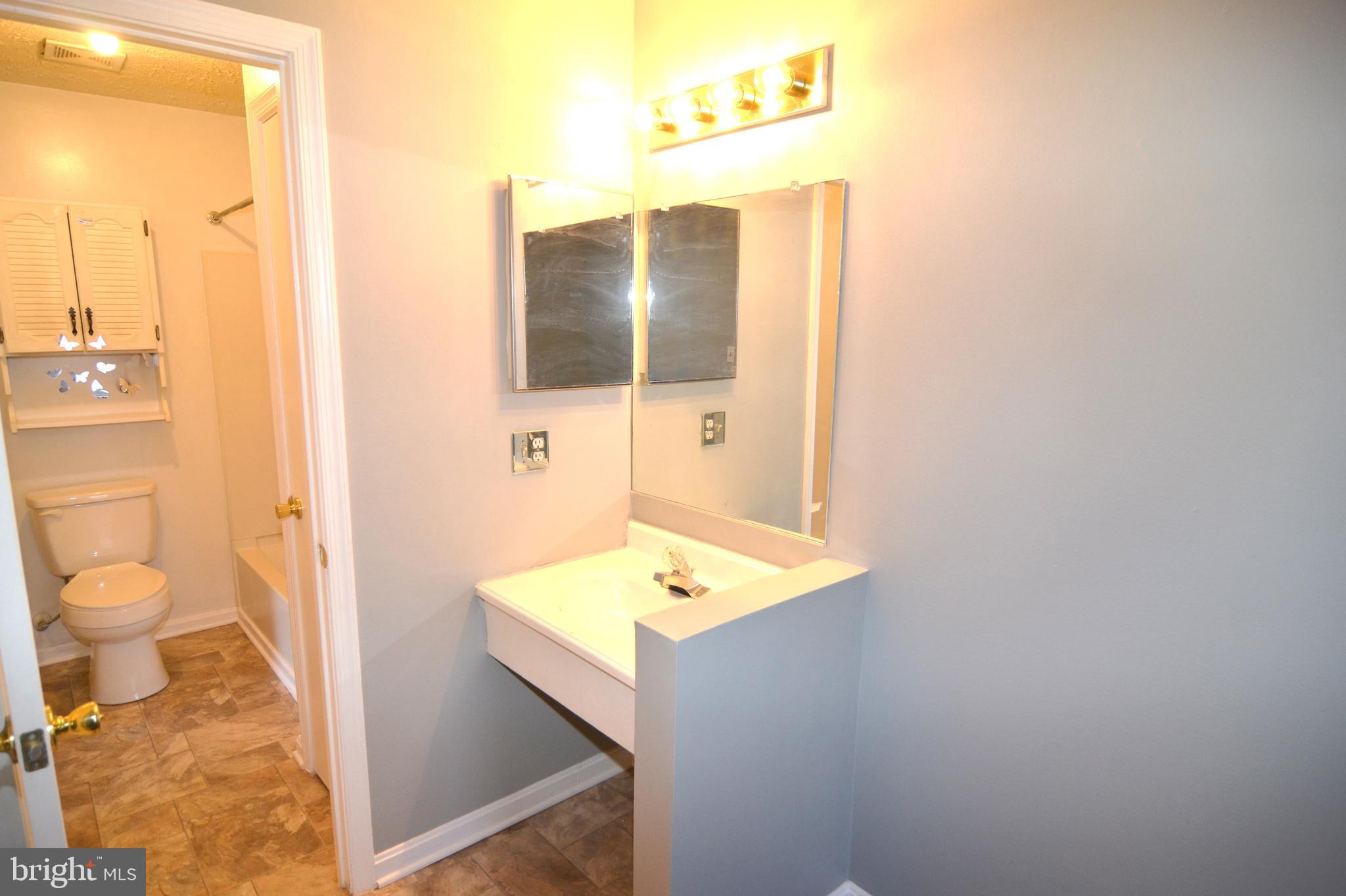 COLUMBIA COMMONS - Residential Lease