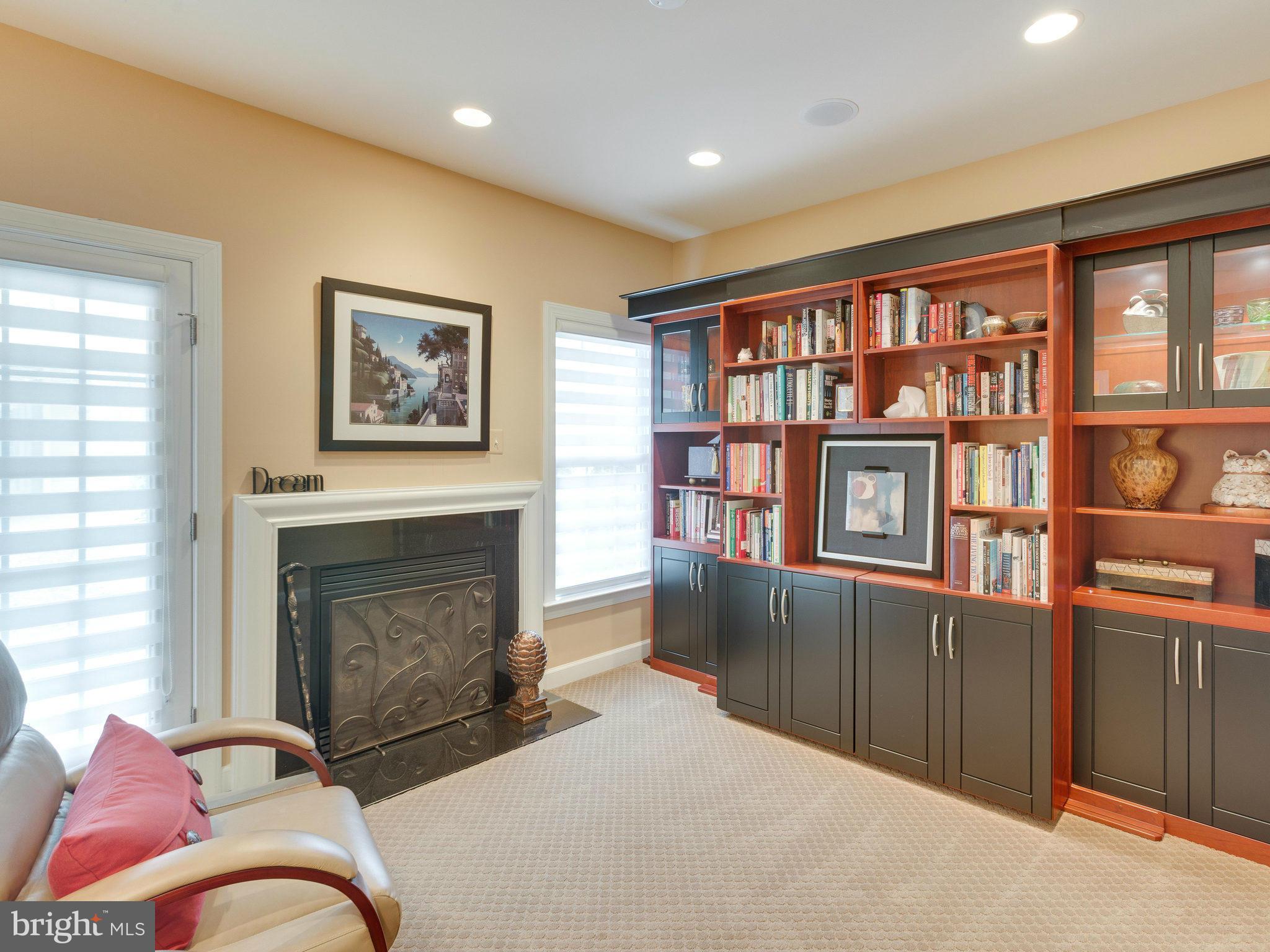 CHARLESTON SQUARE TOWNHM - Residential