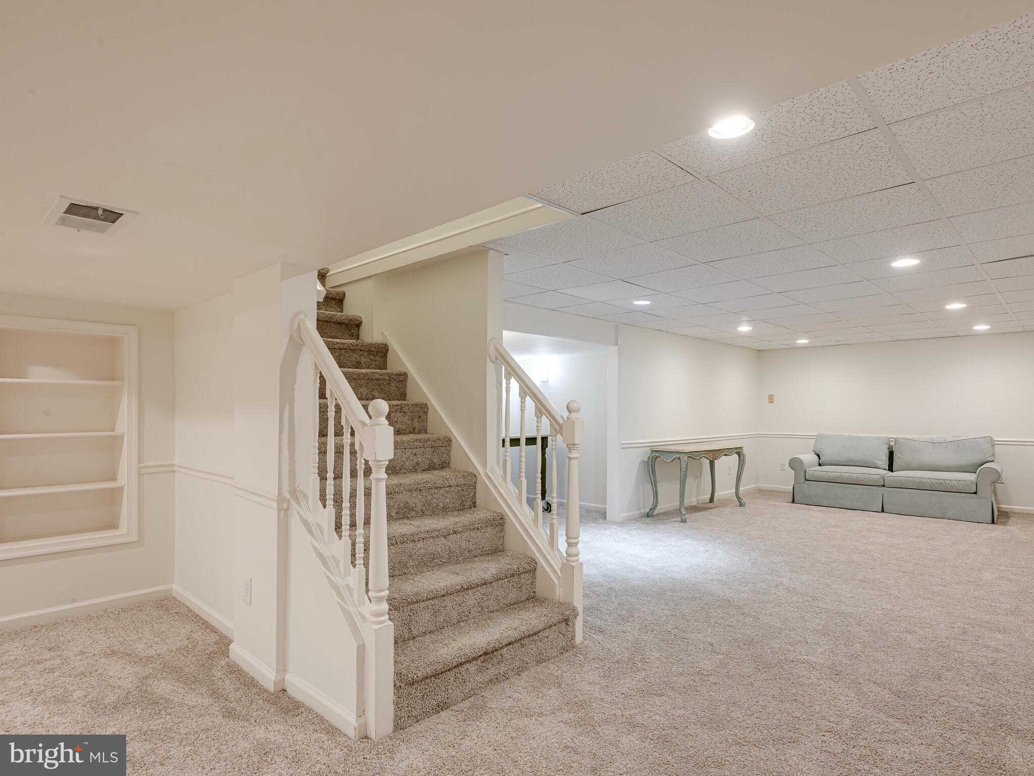 SPRING KNOLL - Residential