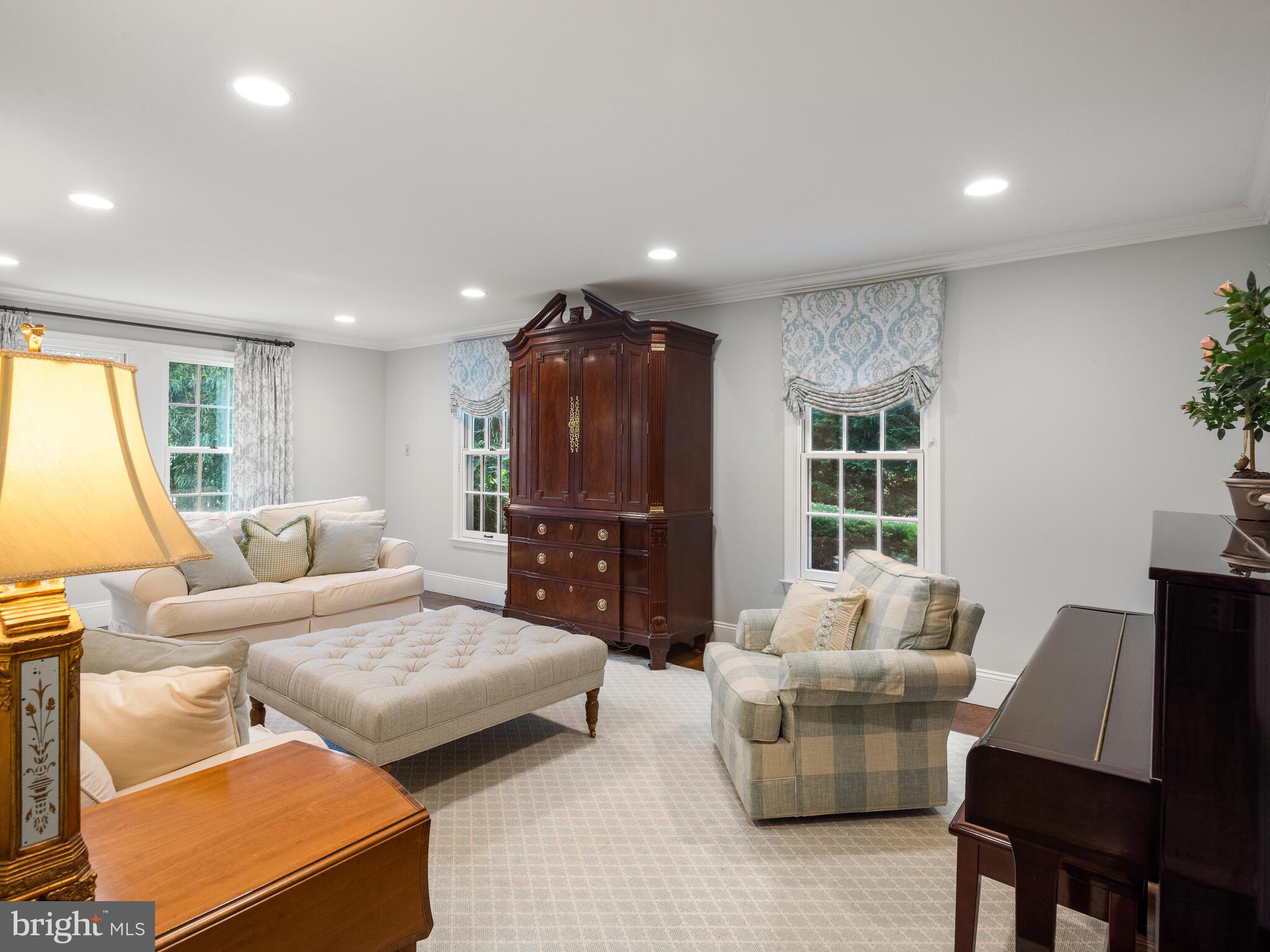 SPRING KNOLL - Residential