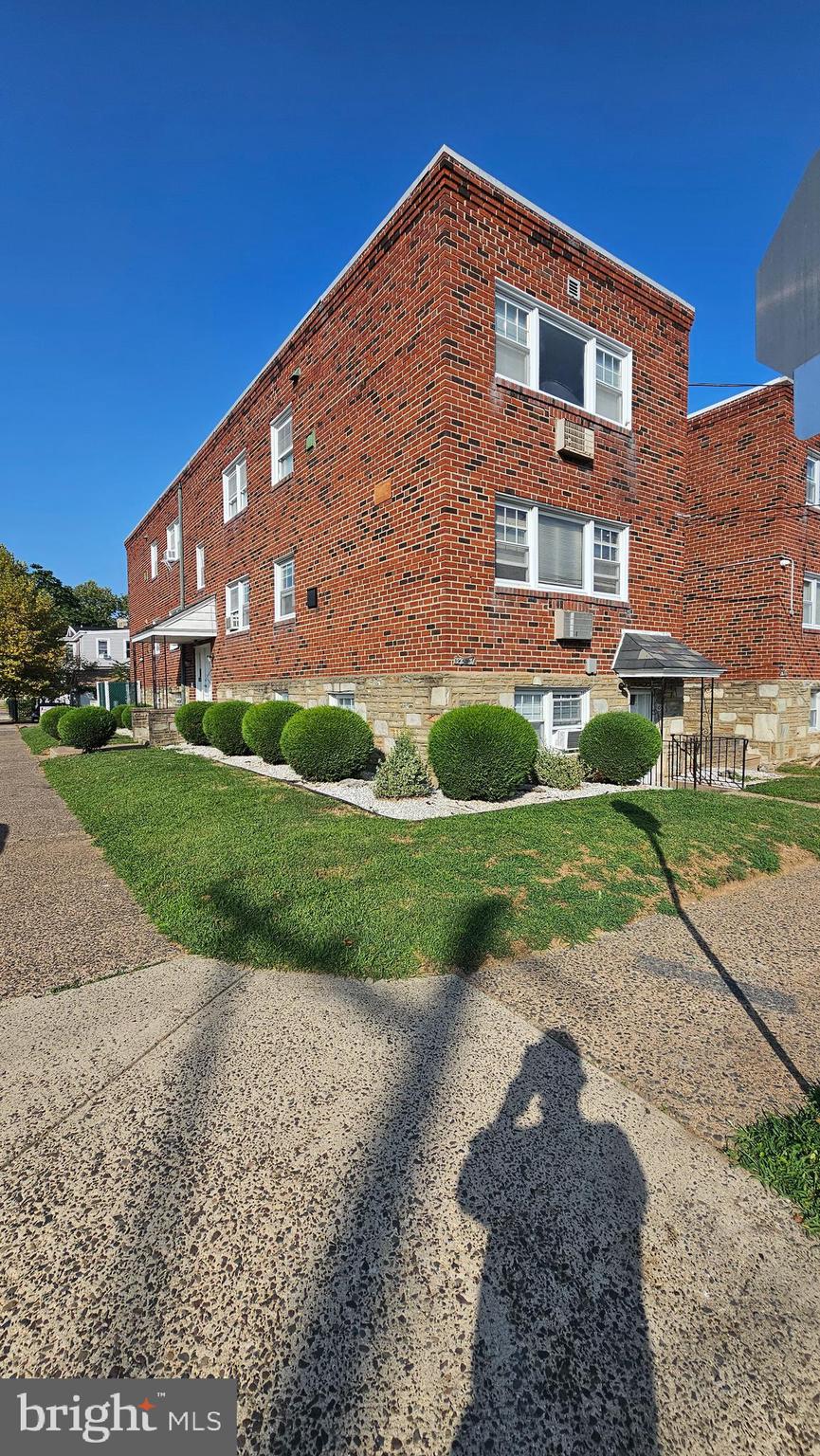 Second floor Unit.
Being all Improved and providing new kitchen & appliances, New flooring & Freshly Painted.
Laundry on site.