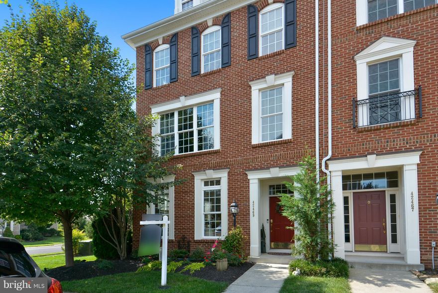 Fabulous Chancery end unit beautifully appointed and better than new.  Overall Upgrades $154k when purchased. Hardwoods on main, stainless appliances, granite,  Fireplace in Family and Master Suite, morning/sun room extension you will love, brick rear courtyard with pergola offers private outdoor living space, 4 beds, 2.5 baths, upper-level rec room w/wet bar, perfect location & MORE...