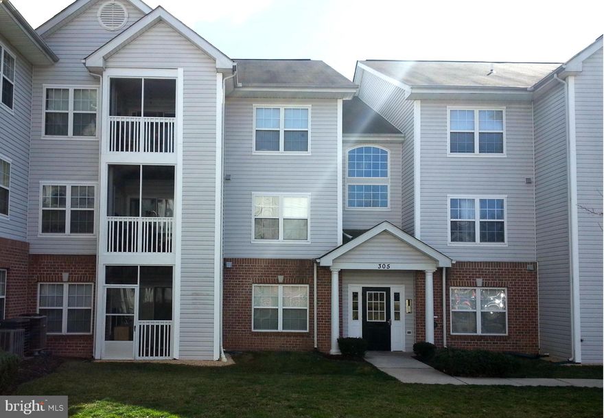 RARELY AVAILABLE PENTHOUSE CONDO IN THE NEWEST SECTION OF CROMWELL FOUNTAIN! FEATURING SOARING CATHEDRAL CEILINGS, TWO MASTER BEDROOM SUITES, ONE W/HUGE WALK-IN CLOSET! LARGE EAT-IN KITCHEN & OPEN FLOOR PLAN GREAT FOR ENTERTAINING. PRIVATE SCREENED PORCH W/CLIMATE CONTROLLED STORAGE! NEW PAINT & CARPET (2016) CLOSE TO SHOPPING, AIRPORT & HIGHWAYS! COME ENJOY THE EXPERIENCE OF PENTHOUSE LIVING!