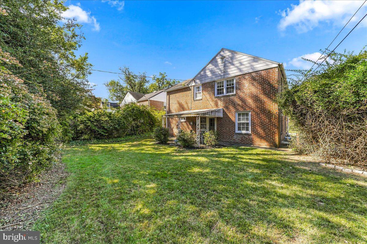 871 DELMONT DRIVE