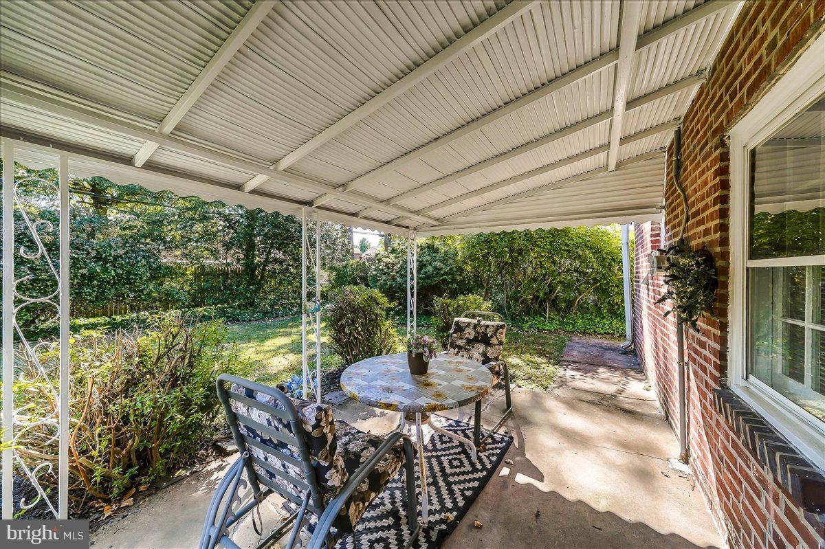 871 DELMONT DRIVE
