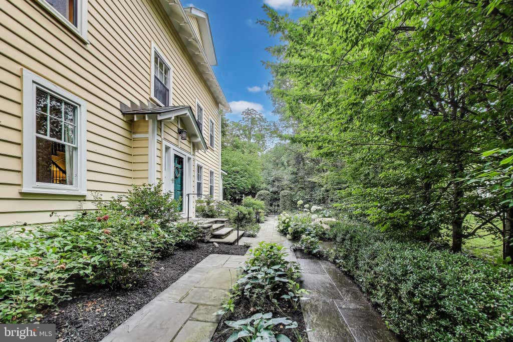 Photo of 5809 Grosvenor Lane, BETHESDA, MD 20814 (MLS # MDMC2250018)
