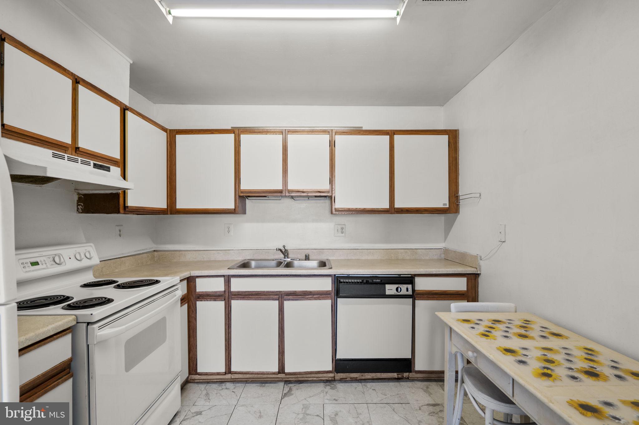 PARKWAY CONDOMINIUMS - Residential