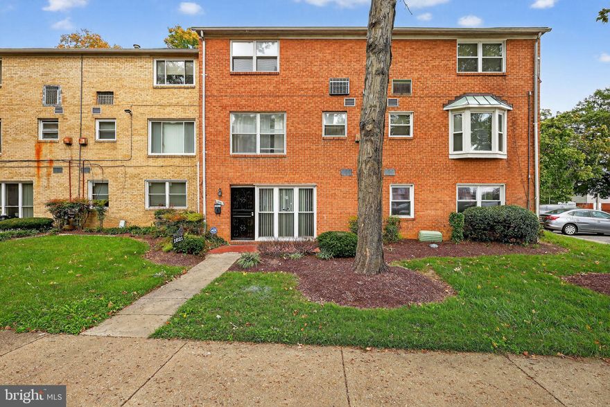 Move-in ready condominium in the desirable Old Towne Village community! This home features new flooring and fresh paint throughout (10/2025), plus a new refrigerator (05/2025). Please note, this unit is not FHA approved. Enjoy comfortable living with an updated, bright interior and a convenient layout. Located close to shopping, dining, and transportation, this condo offers both comfort and convenience. Don’t miss this opportunity!