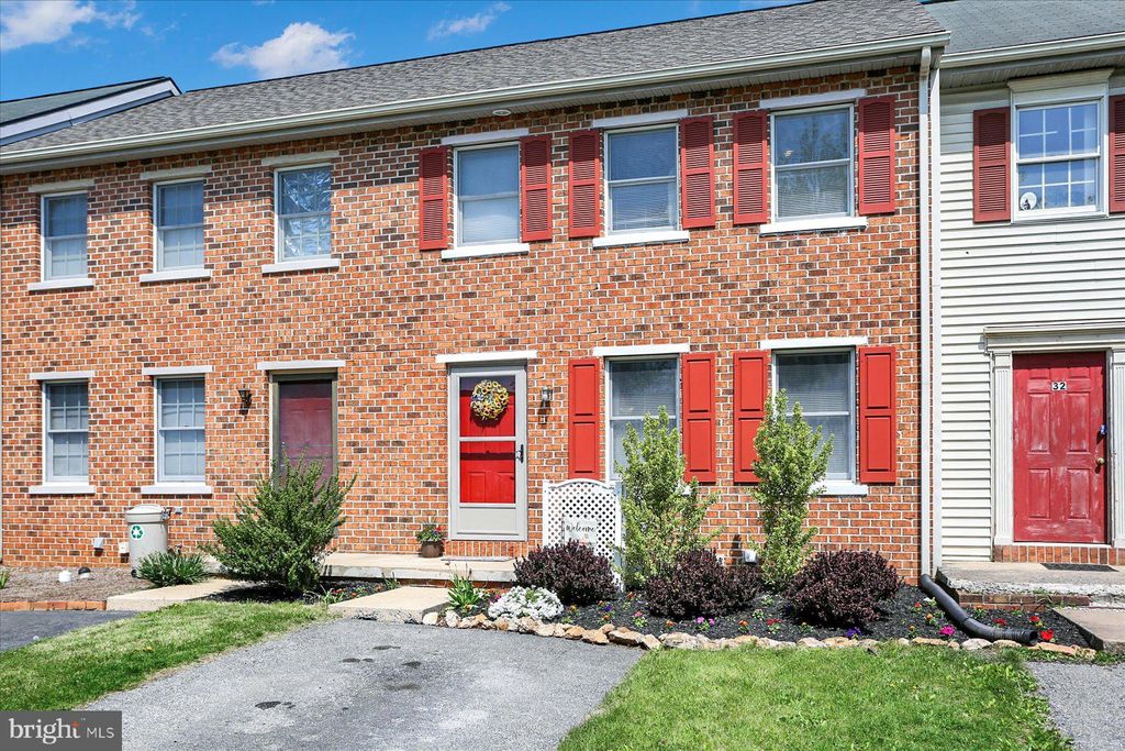 Photo of 34 CRANFIELD CT, ELIZABETHTOWN, PA 17022 (MLS # PALA2033962)