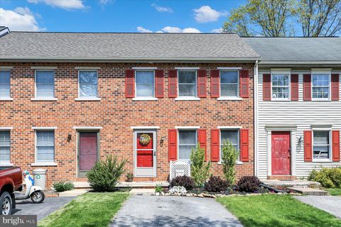 Photo of 34 CRANFIELD CT, ELIZABETHTOWN, PA 17022 (MLS # PALA2033962)