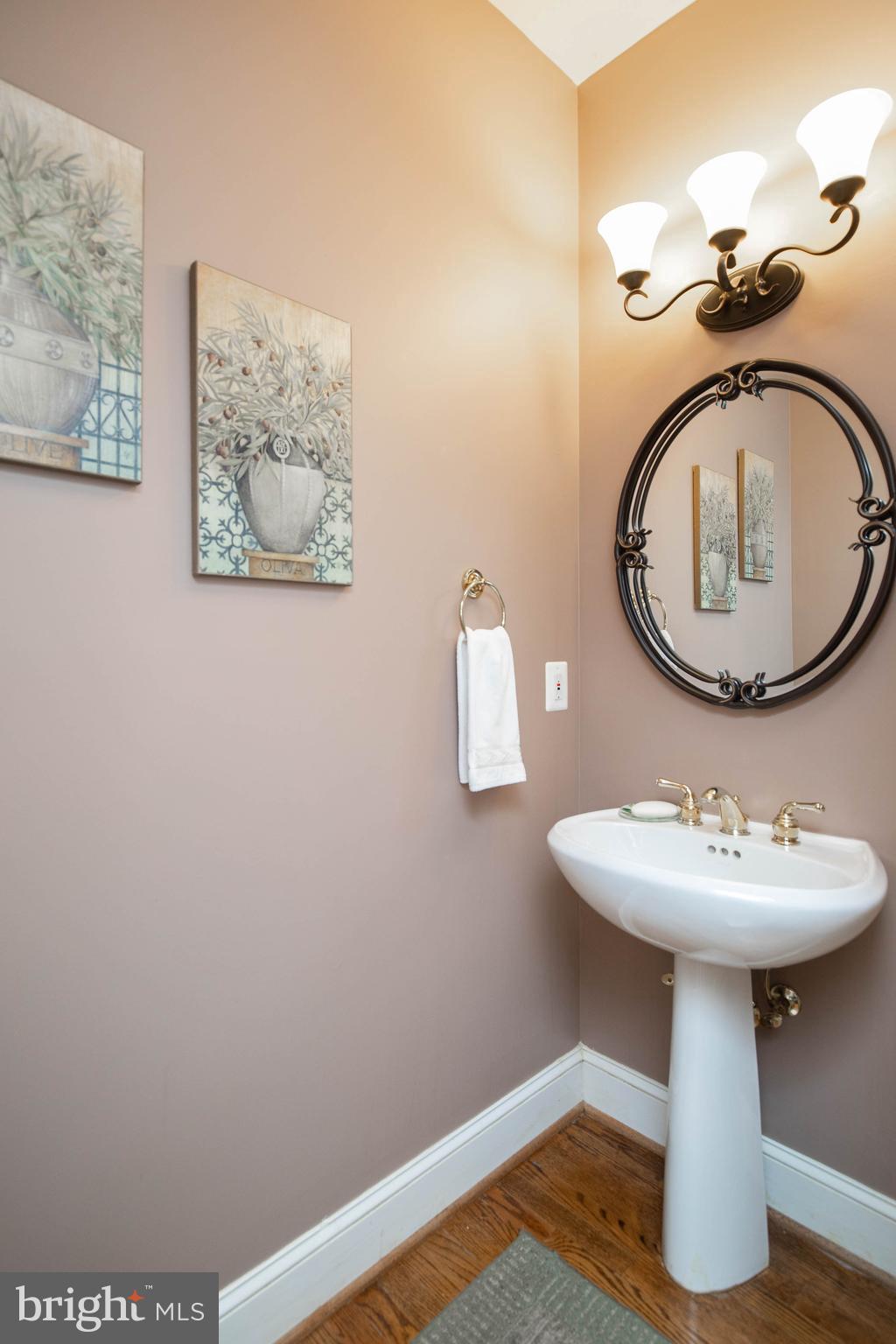 ENGLISH HILLS - Residential