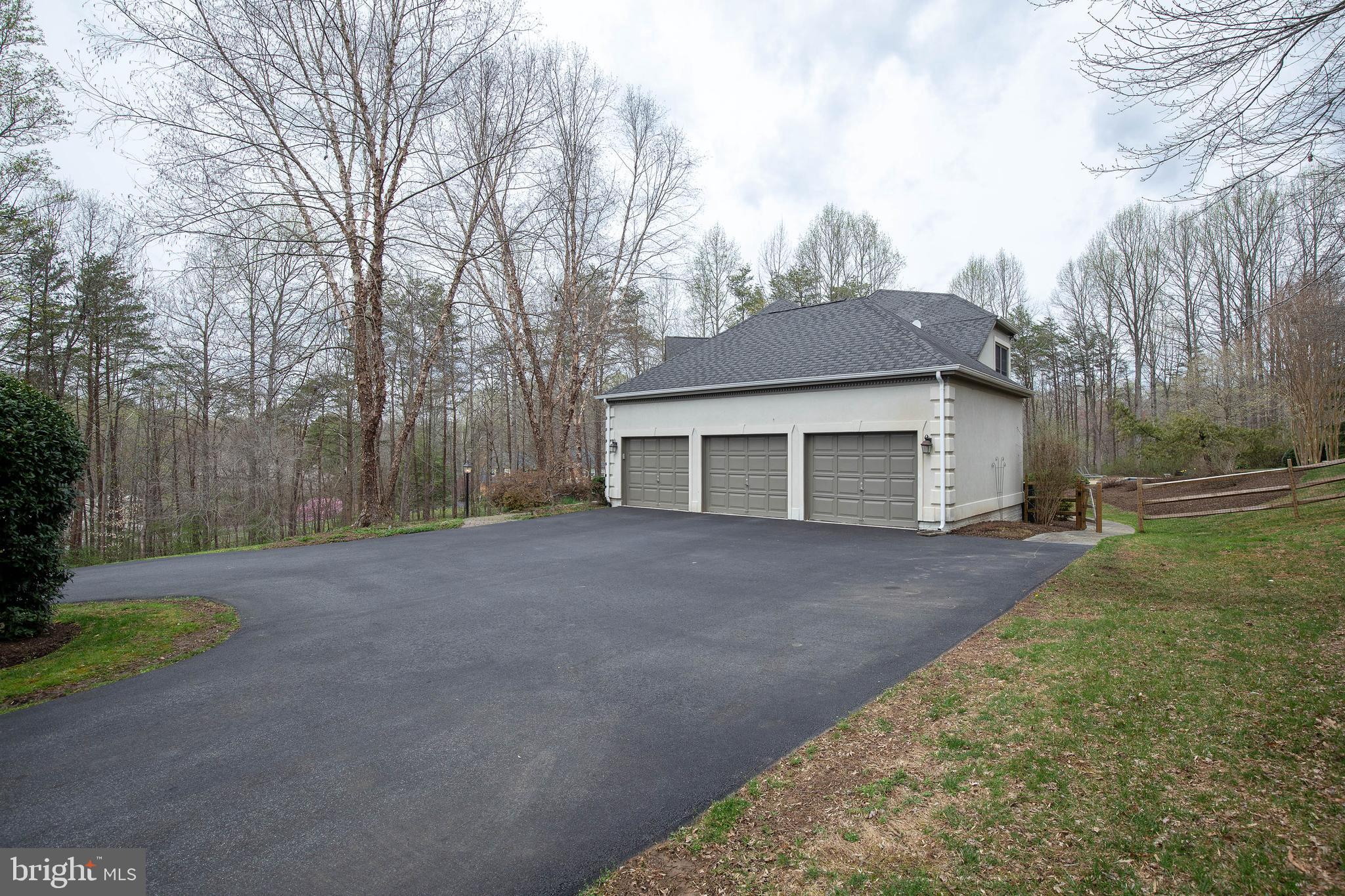 ENGLISH HILLS - Residential