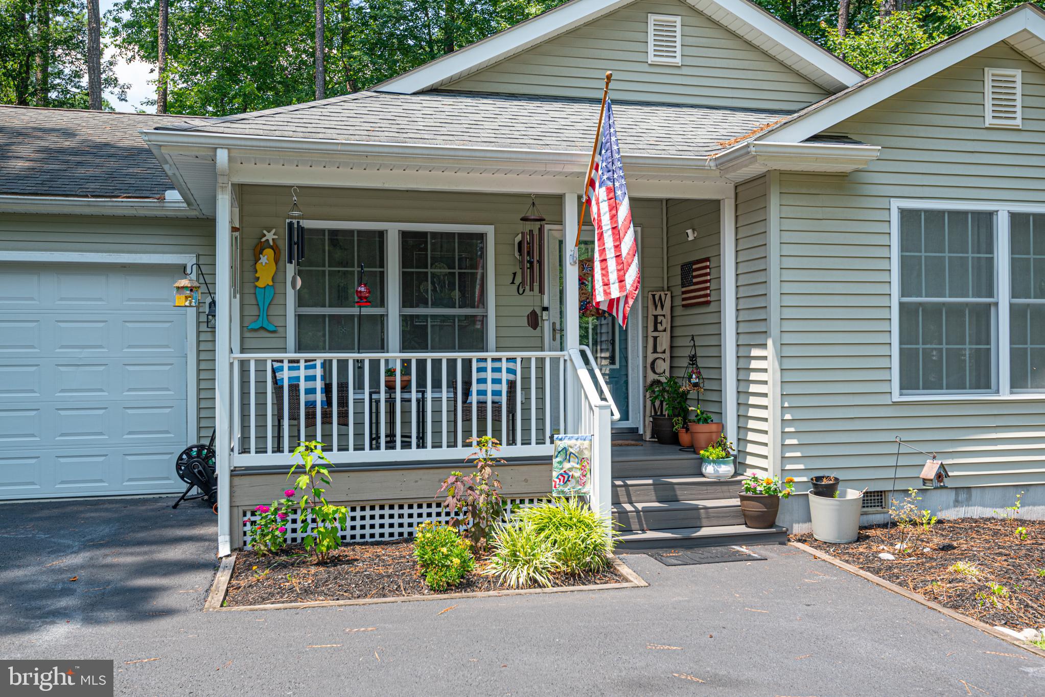 10 MAGNOLIA PLACE