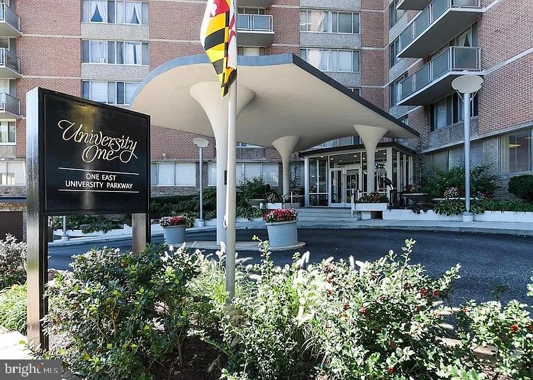 Renovated unit with 3 private offices, restroom, reception area, open area and 2 private parking spaces. Along with ownership you will have access to the rooftop pool, community room, exercise room, laundry room and 24-hour security. Please note that the association fee includes electric, heating, cooling and water! Looking for a residential property?? This unit could easily be converted to a live in unit, so make an appointment today! You will not be disappointed.