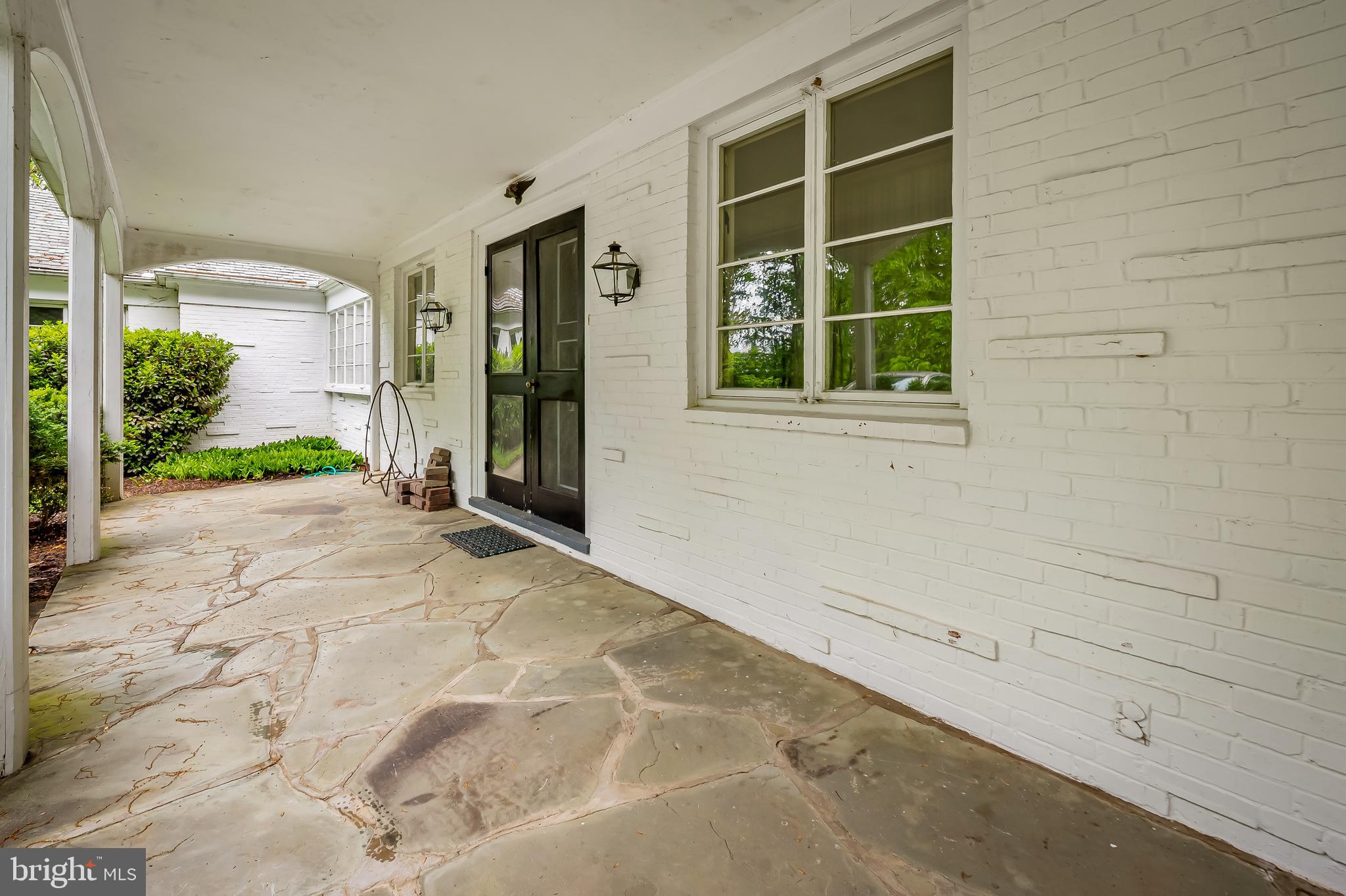 7 CAVESWOOD LANE