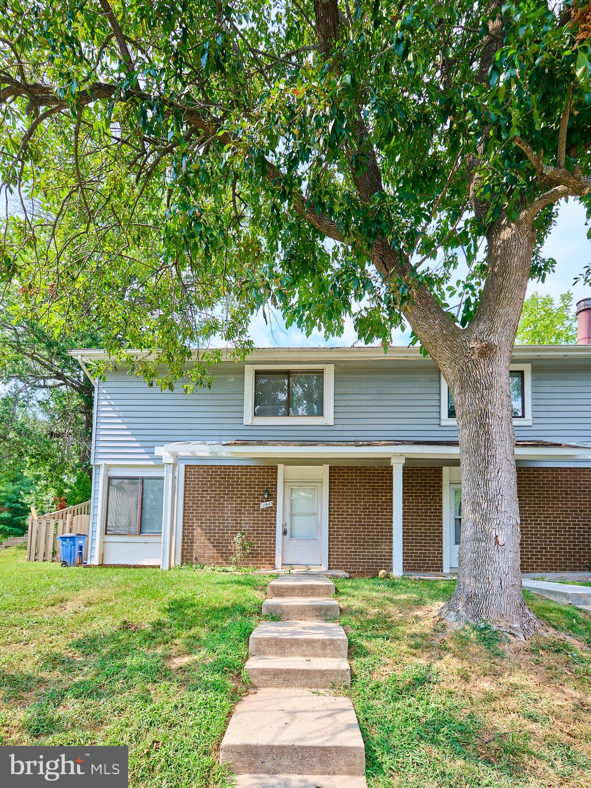 This is the one you've been looking for!
Fully Loaded End Unit Townhome conveniently located within Germantown Park community. This well kept home is priced to move fast. Don't lose out on this exceptional value!
Features:
- 1,350 SF above ground, End Unit home with lots of space, closets, and storage.
- 3 large bedrooms and 2.5 bathrooms, newer refrigerator, dishwasher, stove/oven, washer/dryer in unit.
- Master suite with full bath and large closet space.
- Quiet community, great neighborhood, with assigned parking spaces.
- Great location, close to schools, shopping, and transportation!