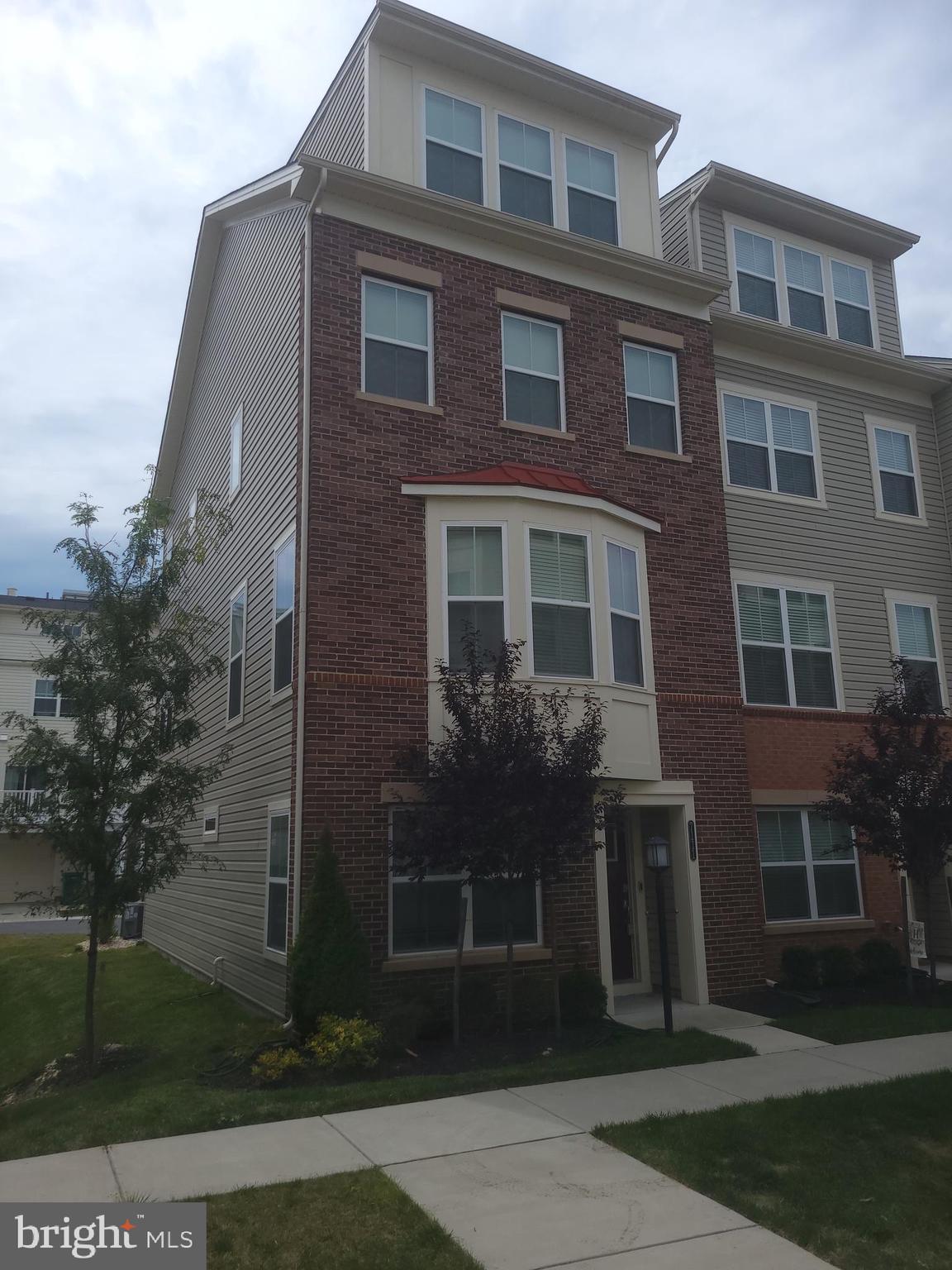 OXFORD SQUARE - Residential Lease