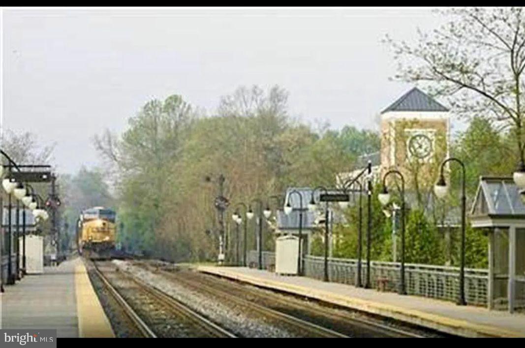 OXFORD SQUARE - Residential Lease