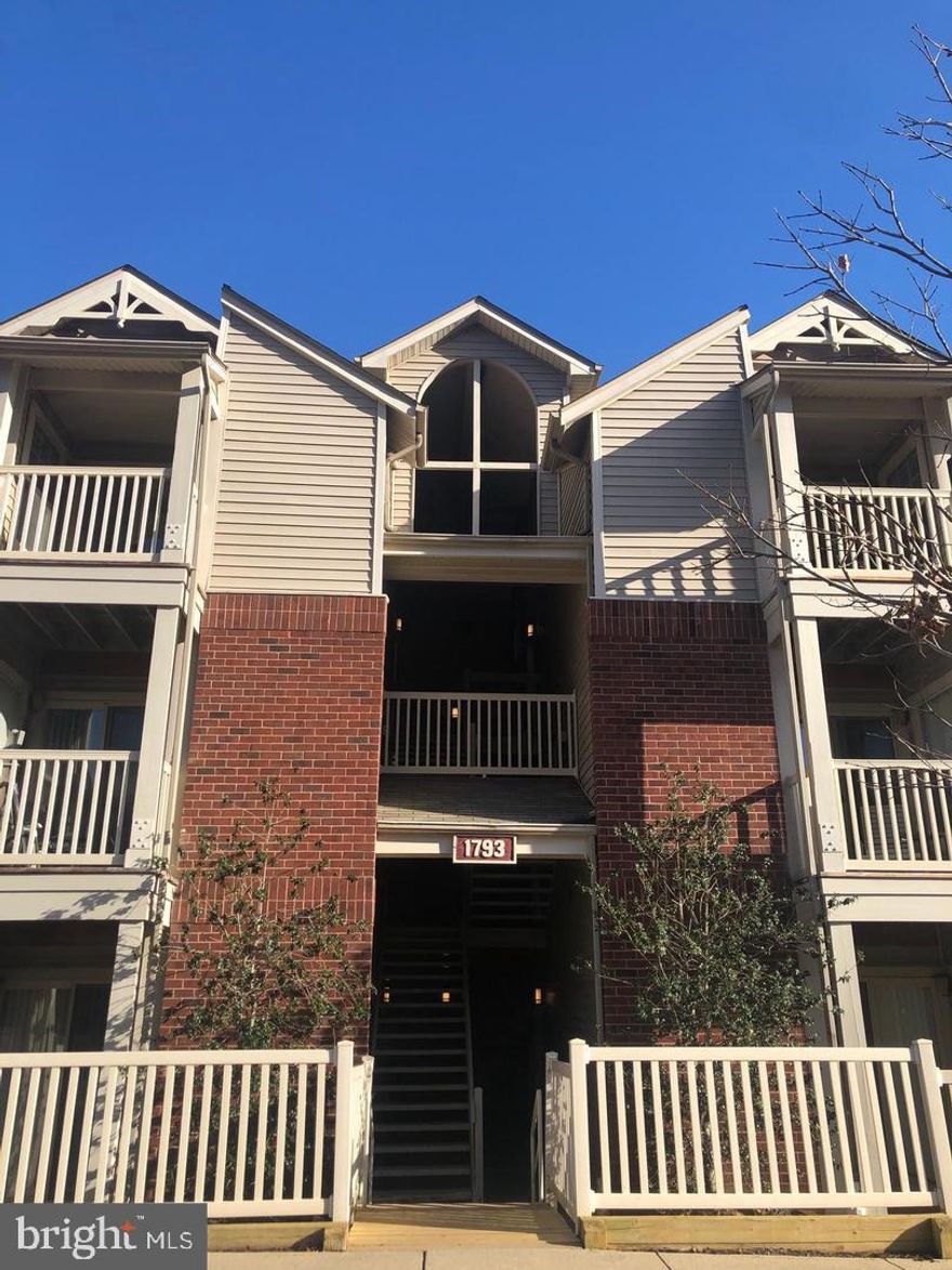 Welcome Home! This private, third floor unit offers an open floor plan and tons of natural light! Newly
carpeted floors in the main living area and bedroom add a cozy feel to this apartment, while LTV flooring add
a modern touch to the kitchen and bathroom. Tons of storage on the outside patio and in the hallway where
you will also find in-unit laundry! Location right across from the Reston Town Center make it the perfect
place for shopping, dining and entertainment with easy access to all major highway routes!