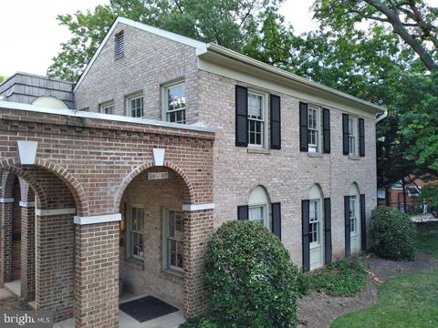 Photo of 5301 Langston Blvd #3, ARLINGTON, VA 22207 (MLS # VAAR2066844)