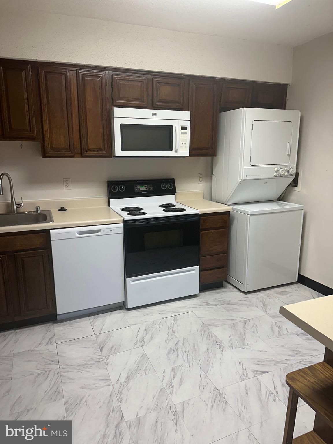 SKYLINE HOUSE - Residential