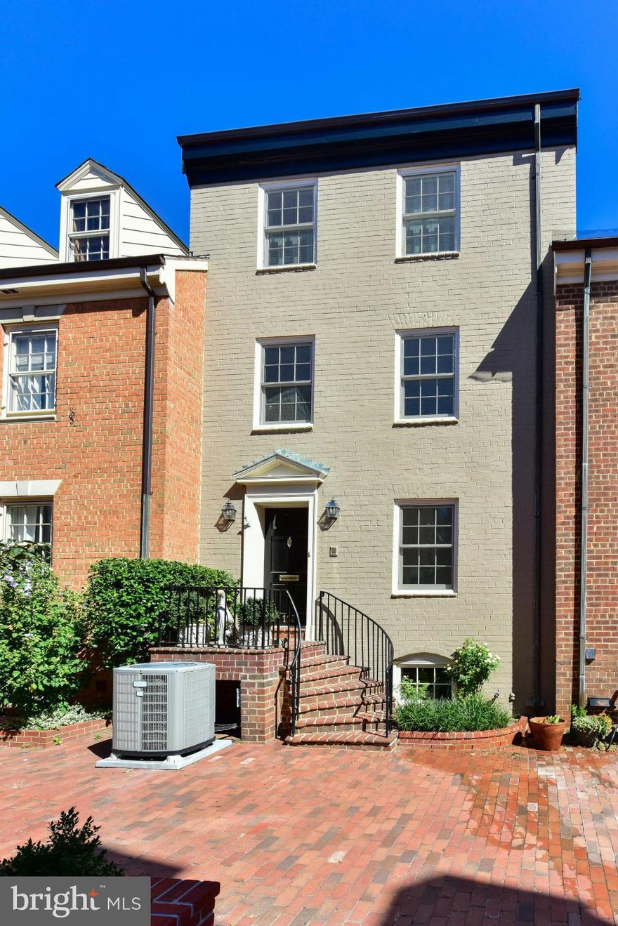 This smoke & pet free renovated townhouse is awaiting YOU! Sophisticated art hanging system, freshly painted throughout, new doors & double glazed windows, handsome formal rooms, stainless kitchen appliances & new countertops add to the distinguished aura of this enchanting offering, replete with walled patio garden & assigned off-street parking. Nearby riverfront park & King St joys.