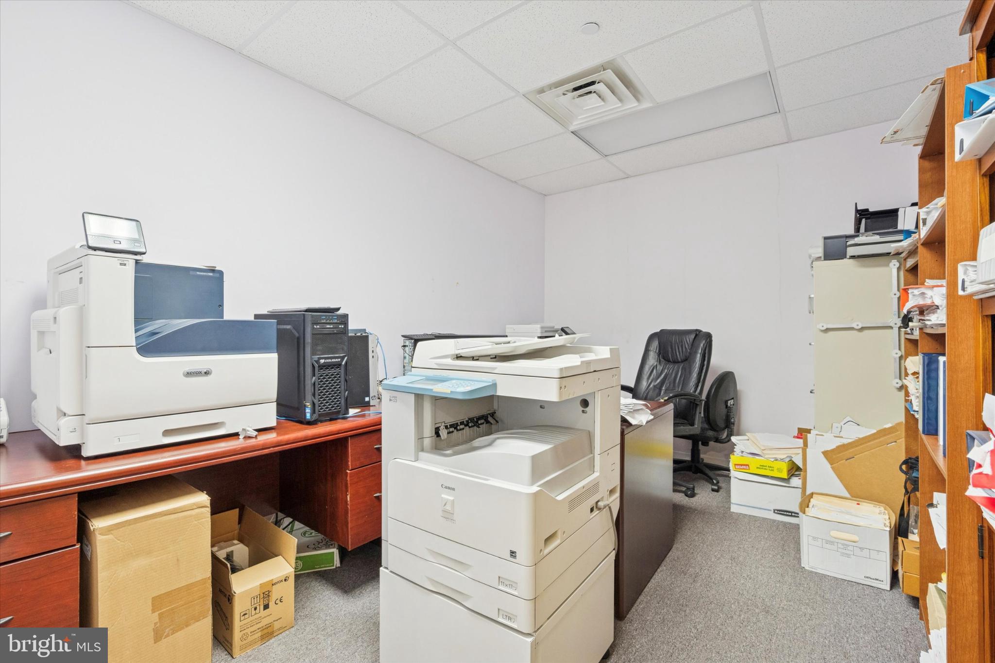 CANALS END - Commercial Sale