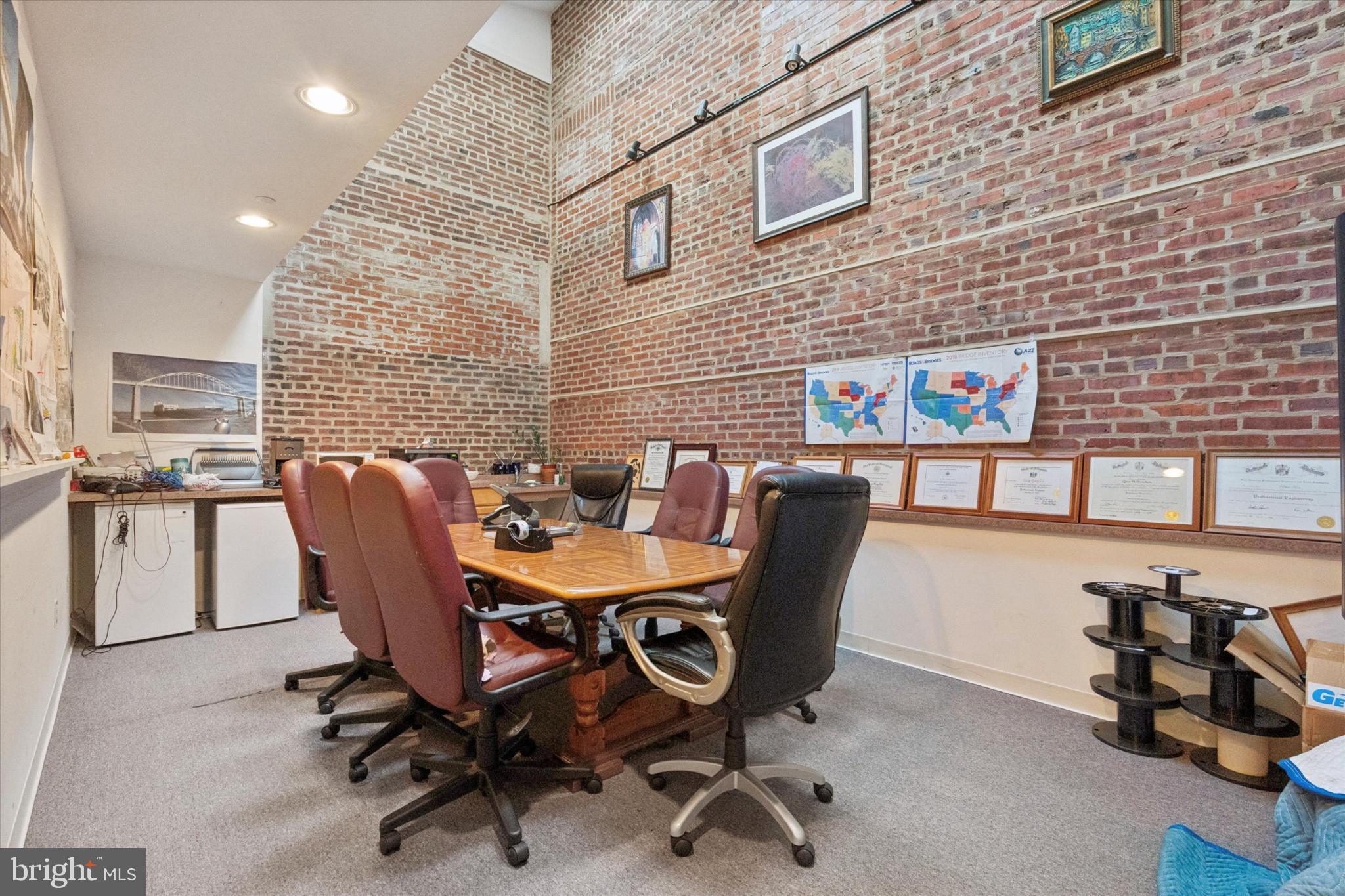 CANALS END - Commercial Sale