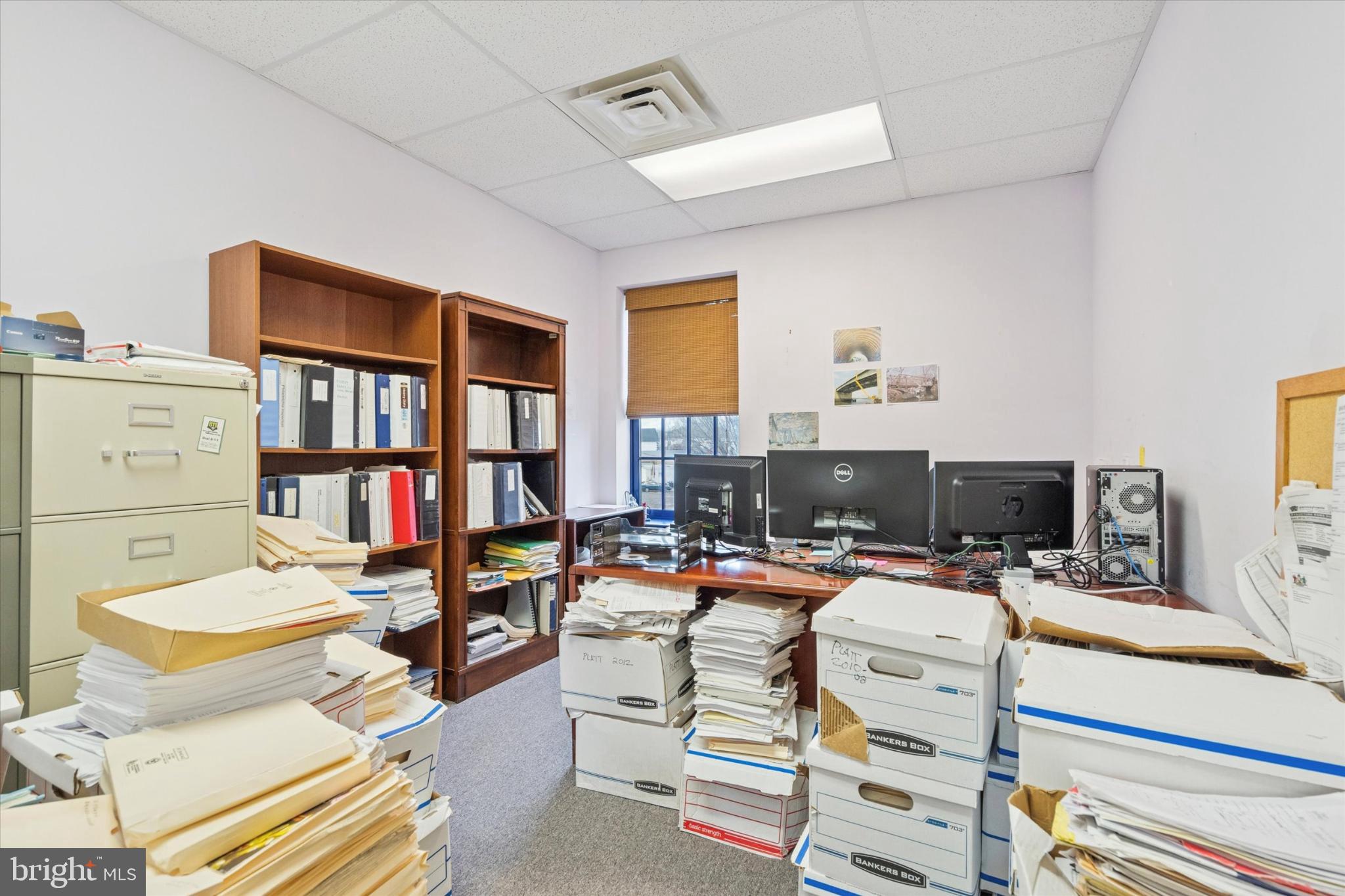 CANALS END - Commercial Sale